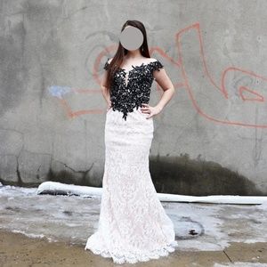 Mon Cheri 'Ellie Wilde' Two-Tone Lace Gown